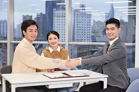 房产销售与客户握手洽谈合作顾客亚洲人